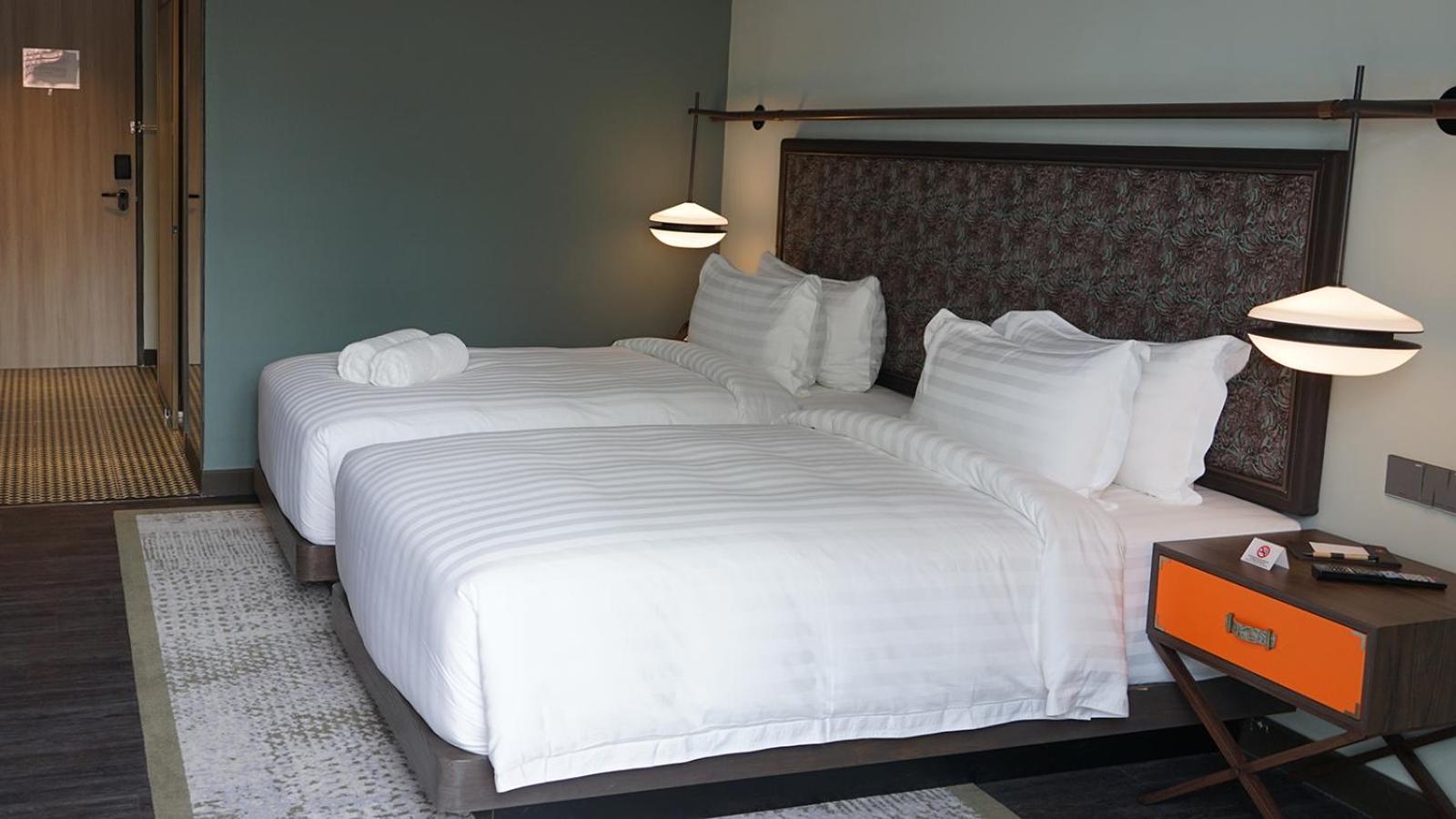 The George Penang By The Crest Collection Hotel George Town Eksteriør billede Beds with white sheets