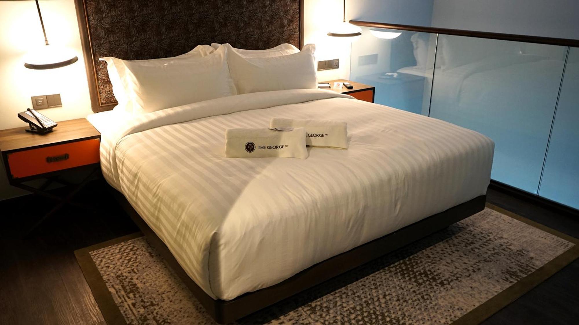The George Penang By The Crest Collection Hotel George Town Eksteriør billede A bed in a hotel room
