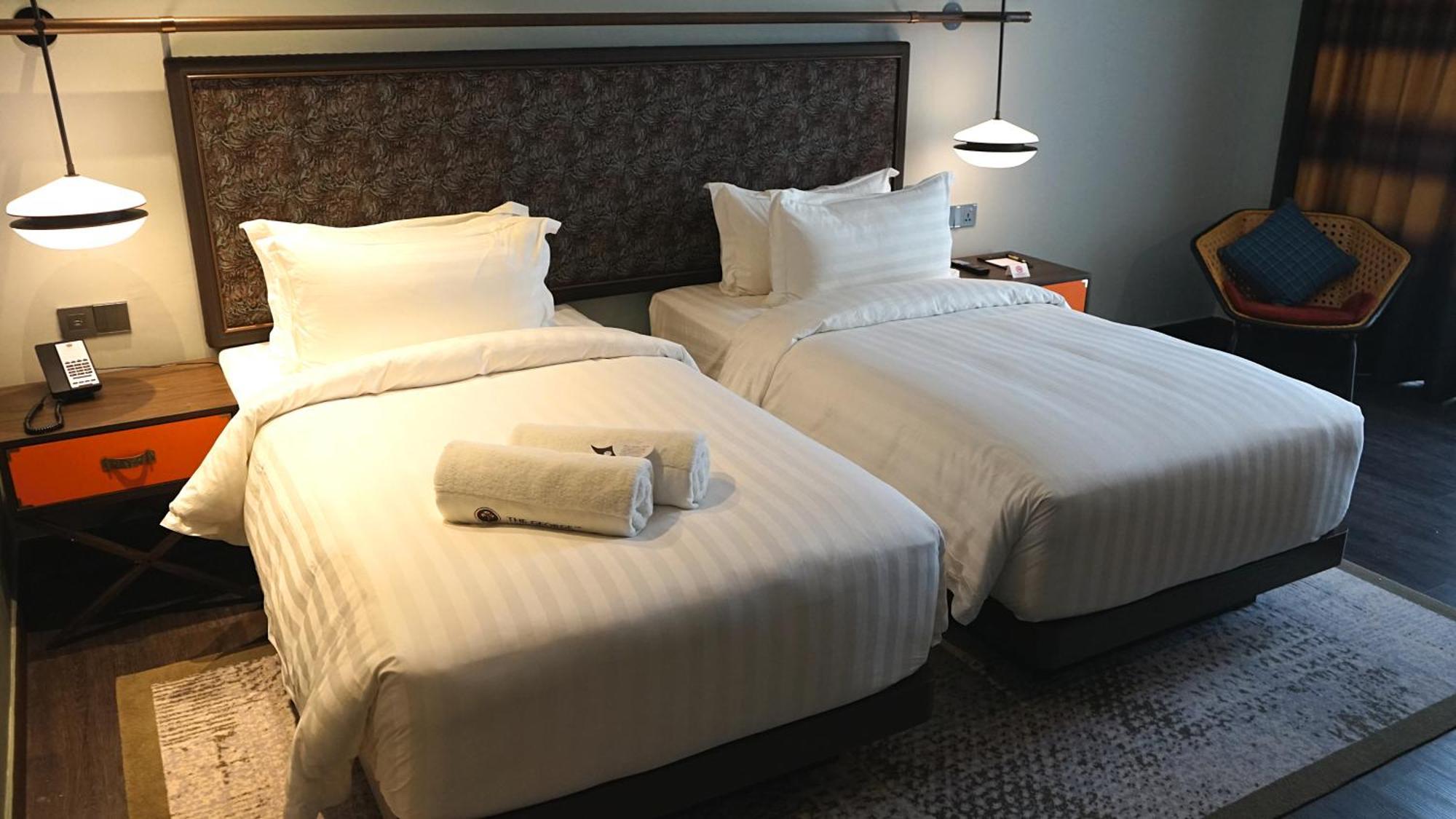 The George Penang By The Crest Collection Hotel George Town Eksteriør billede Two single beds