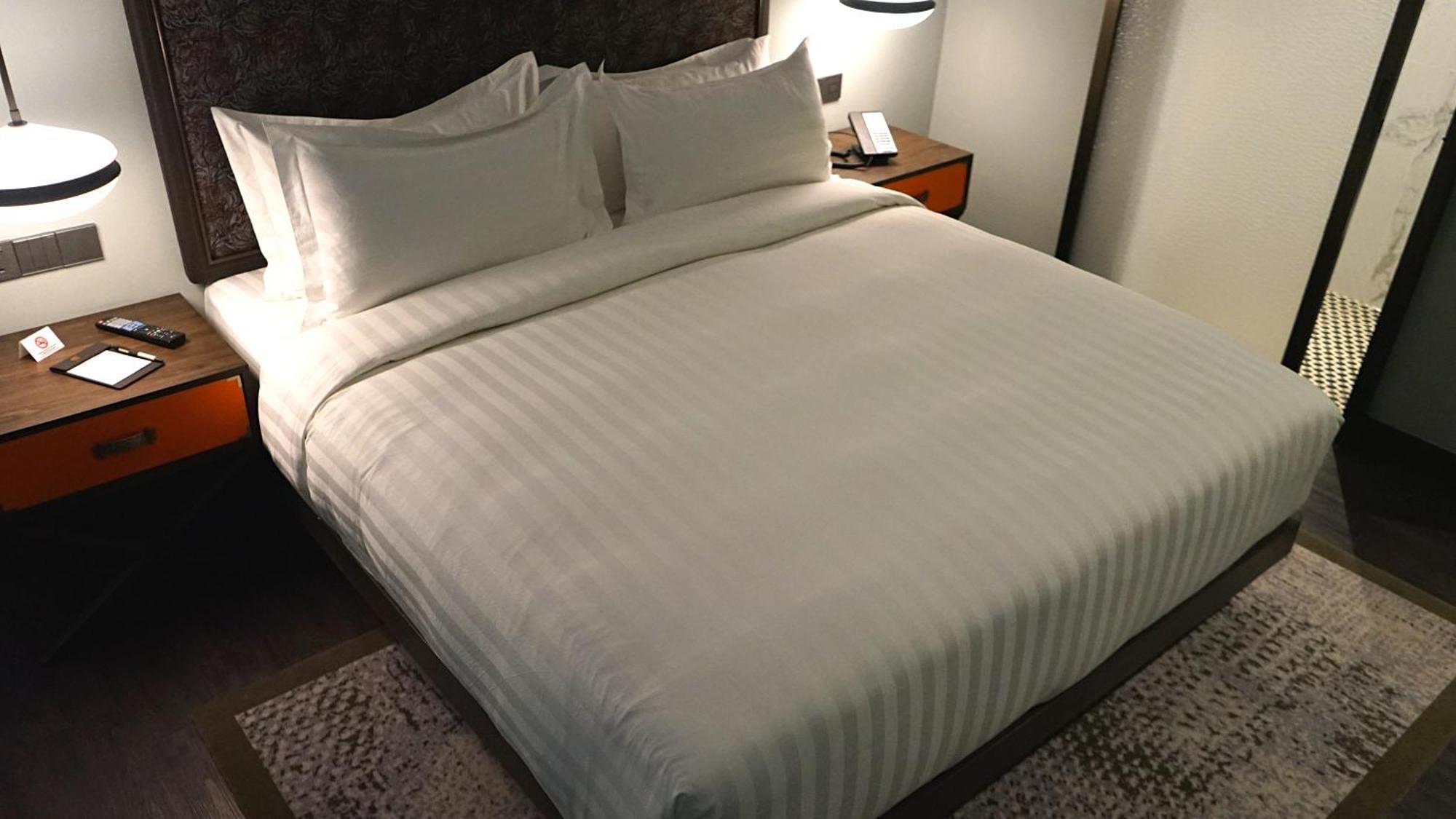 The George Penang By The Crest Collection Hotel George Town Eksteriør billede A bed with a duvet