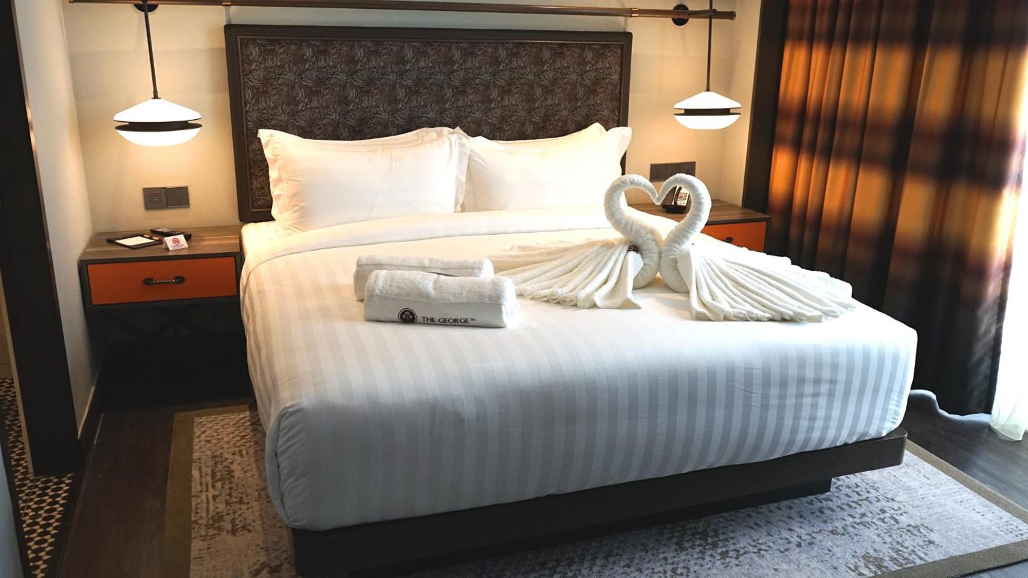 The George Penang By The Crest Collection Hotel George Town Eksteriør billede A bed with a swan shaped towel