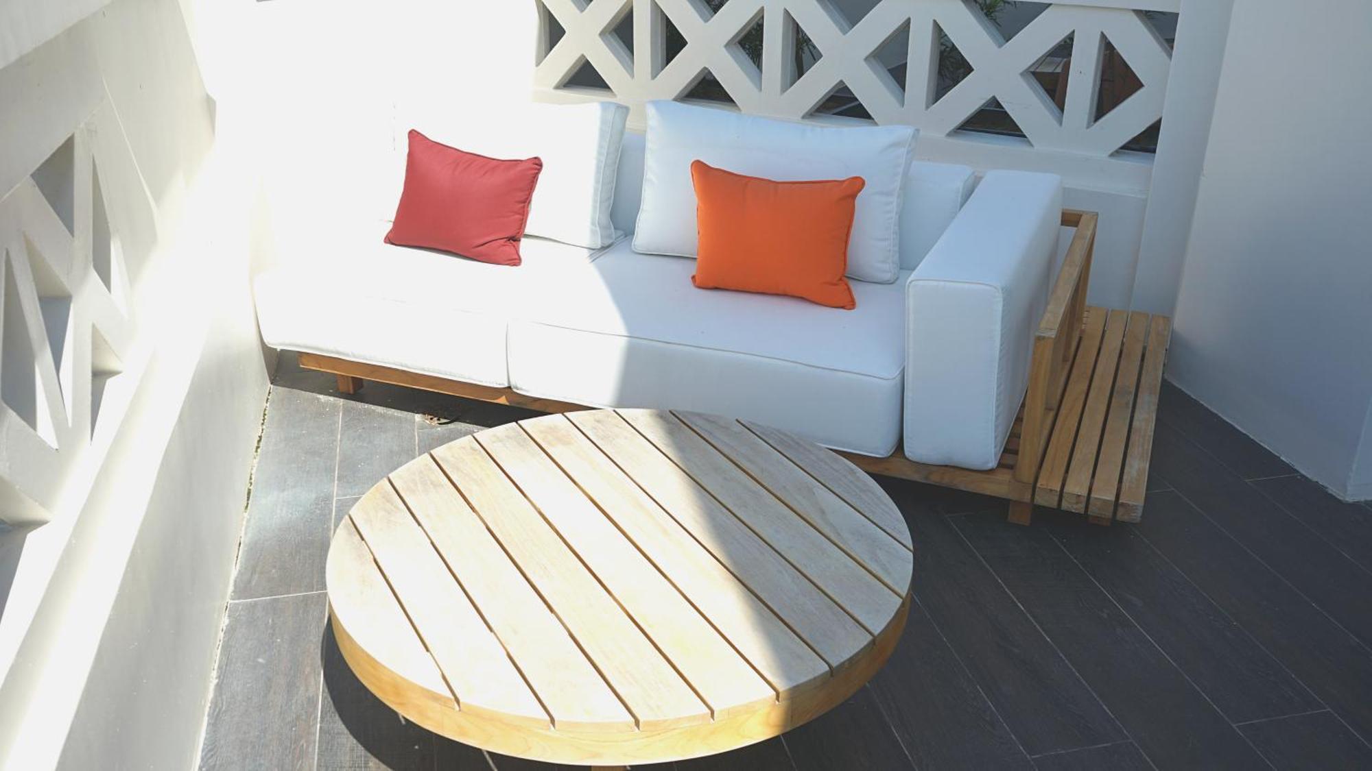 The George Penang By The Crest Collection Hotel George Town Eksteriør billede A round coffee table