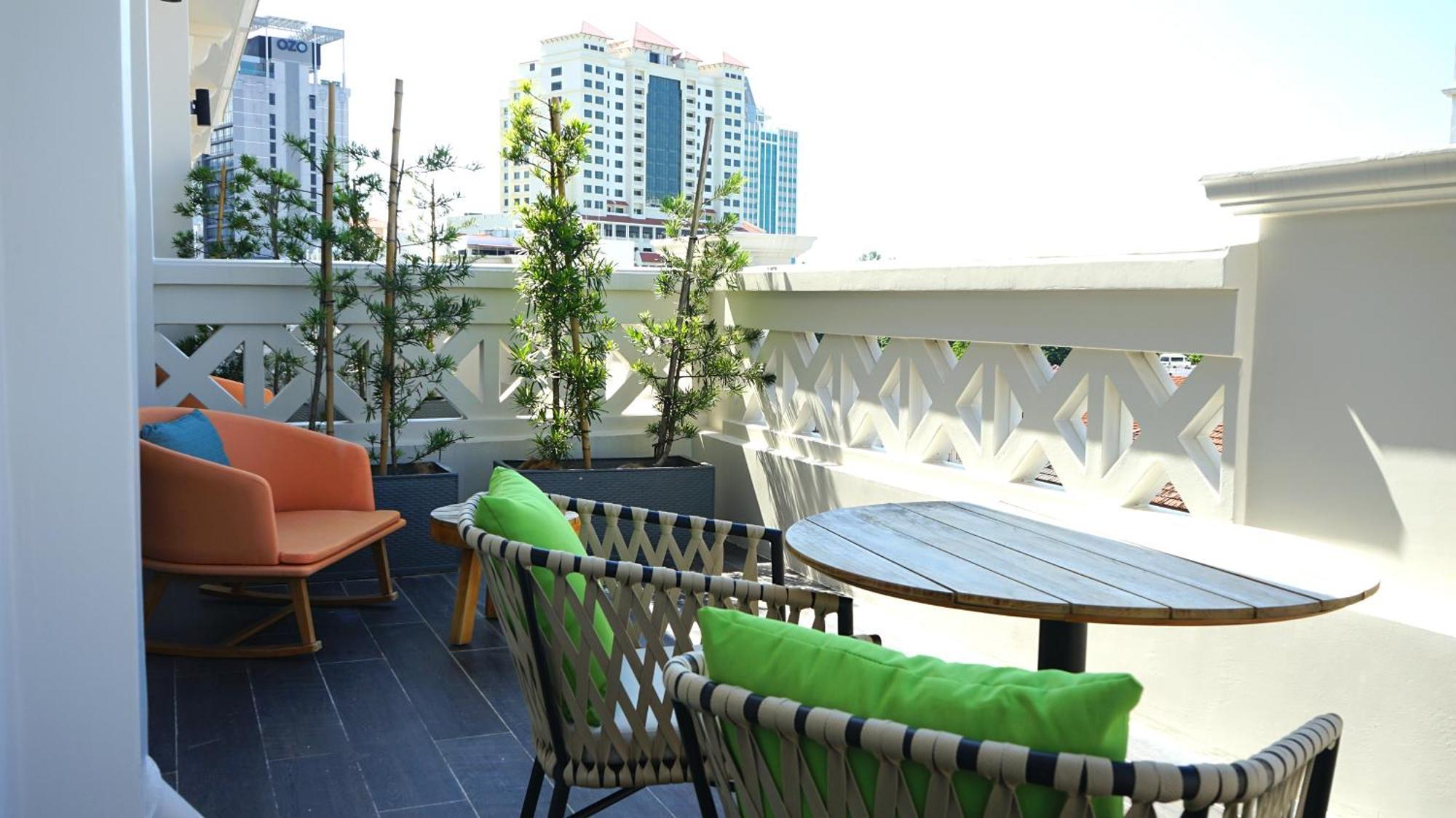 The George Penang By The Crest Collection Hotel George Town Eksteriør billede A balcony in Bangkok, Thailand