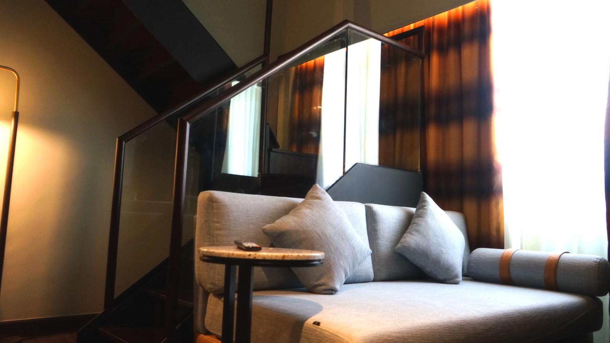 The George Penang By The Crest Collection Hotel George Town Eksteriør billede A sofa in a hotel room