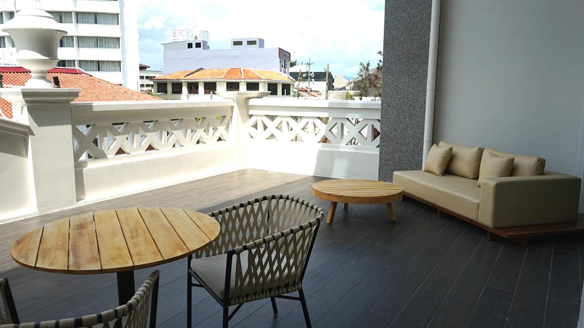 The George Penang By The Crest Collection Hotel George Town Eksteriør billede A balcony