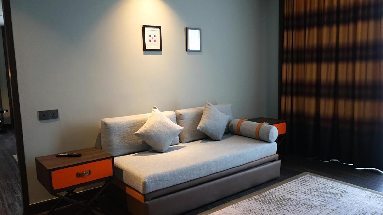 The George Penang By The Crest Collection Hotel George Town Eksteriør billede A sofa bed