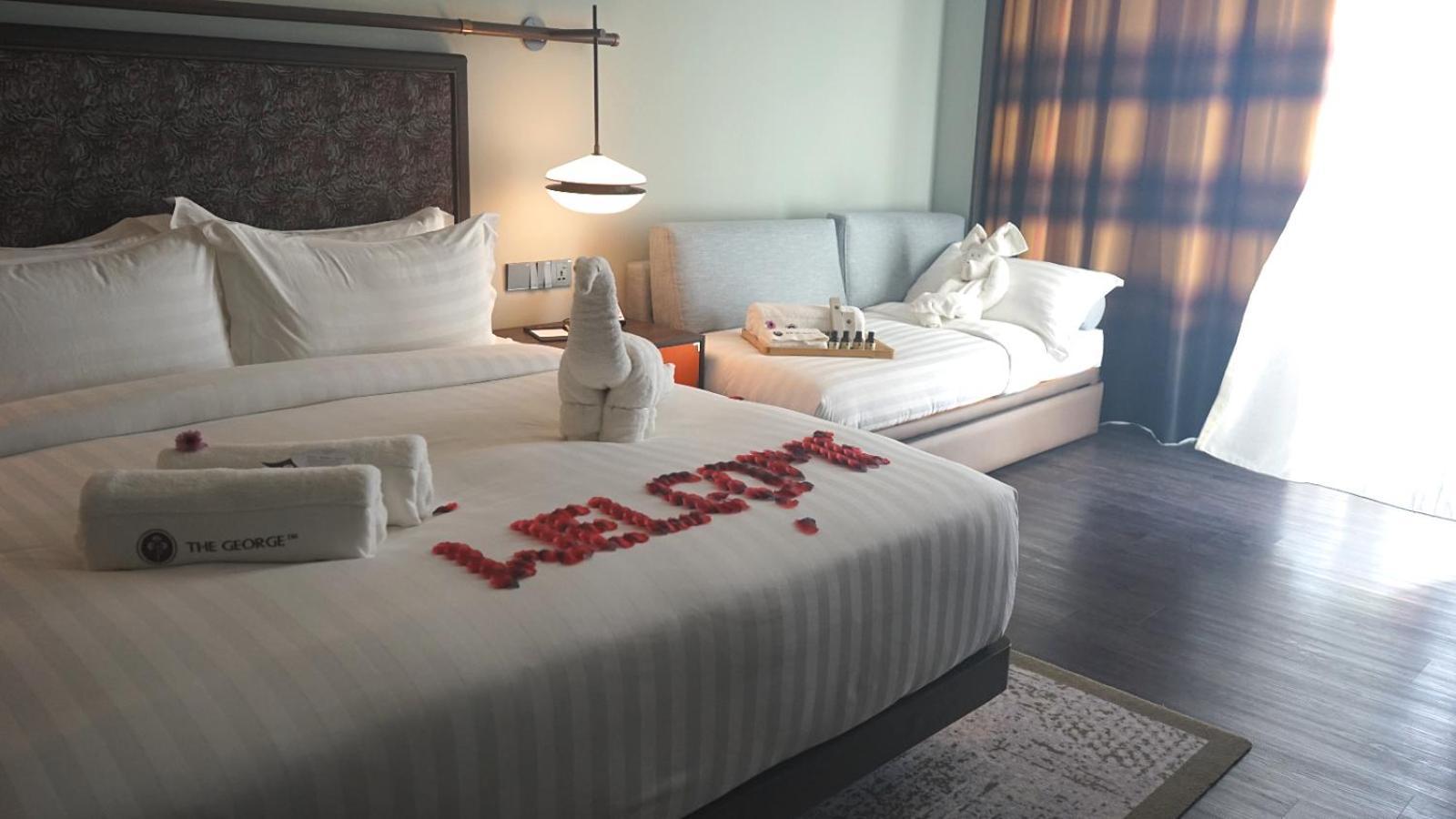 The George Penang By The Crest Collection Hotel George Town Eksteriør billede A room at the hotel