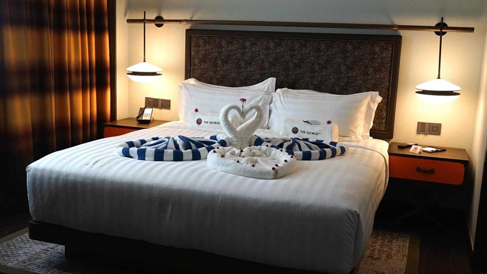 The George Penang By The Crest Collection Hotel George Town Eksteriør billede A bed with a towel swan