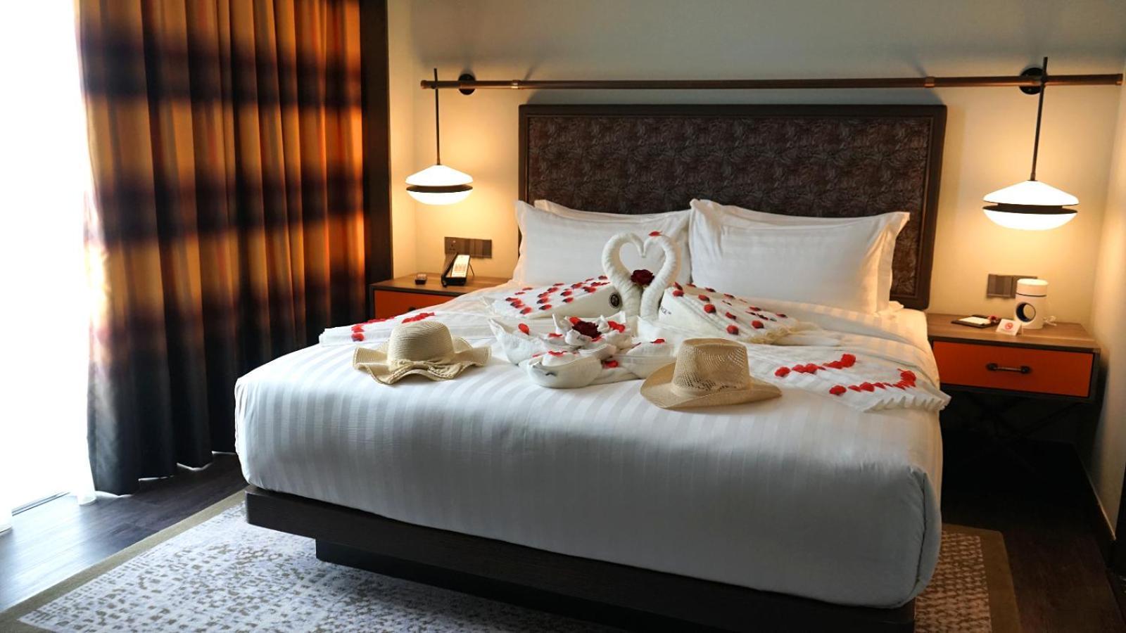 The George Penang By The Crest Collection Hotel George Town Eksteriør billede A bed with a swan shaped towel